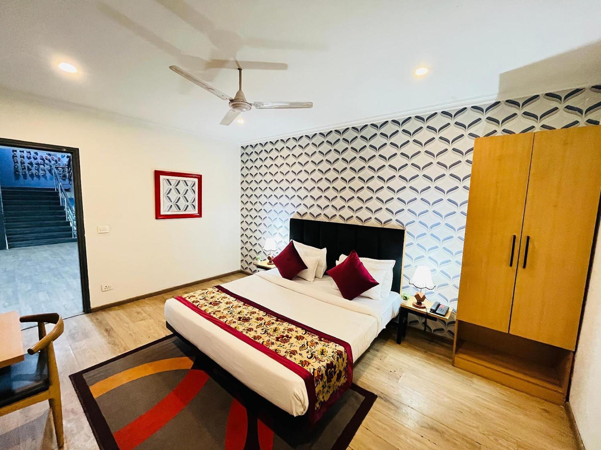 Hotel Qotel Chhatarpur- Opp Tivoli Garden 3*